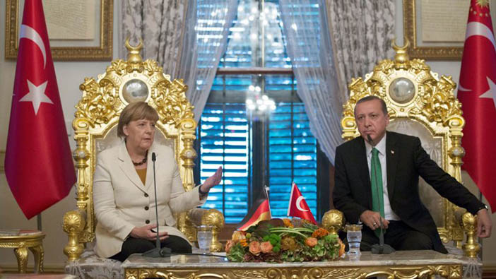 Ангела Меркель в Турции у Эрдогана в позе просителя
