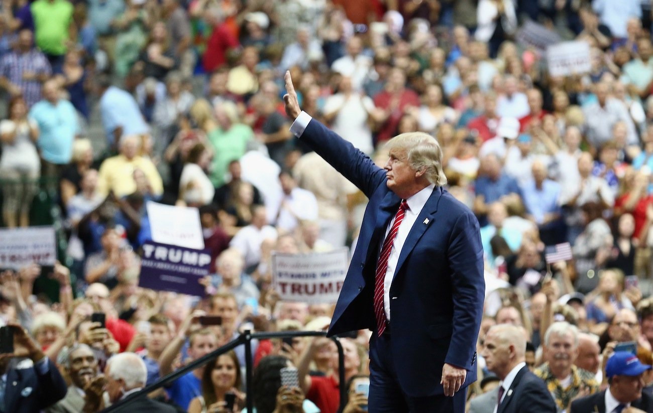 Партии идущие. Donald Trump Rally. Трамп на стадионе. Фанаты Дональда Трампа. Дональд Трамп на ралли.