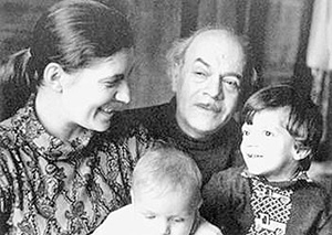Давид Самойлов с женой Галиной и сыновьями. 1973 год