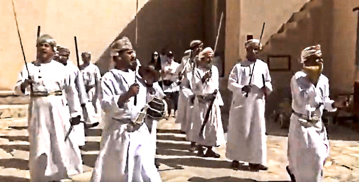 Оман встречает израильского министра традиционным танцем с саблями