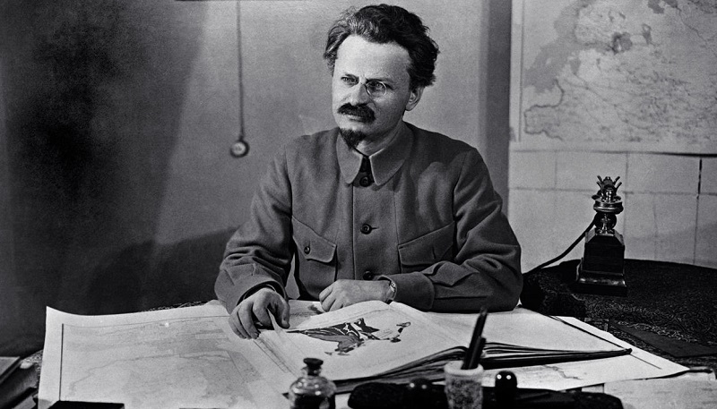 Lev-Trotskij444444
