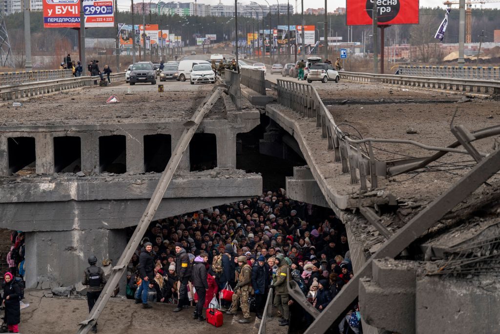 Украинские беженцы, укрывающиеся под мостом в Ирпене (Киевская область). Фото: Wikipedia / Mvs.gov.ua