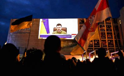 Жители Тель Авива смотрят выступление Президента Украины на пл. Габима