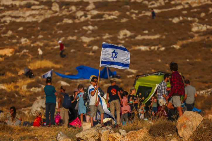 Settlers of the Nachala Settlement Movement set up tents near Kiryat Arba, with the intention to establish illegal outposts in Judea and Samaria,  at the Gush Etzion junction. July 20, 2022. Photo by Yonatan Sindel/FLASH90  *** Local Caption *** ???????
??? ?????
??????
???? ????