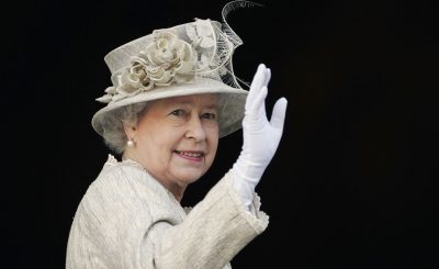 Queen-Elizabeth-II-waving-to-crowds (1)