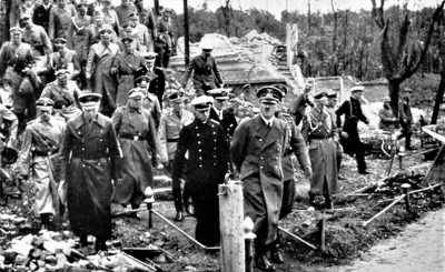 Адольф Гитлер во время поездки в завоеванную Польшу. Фото: gazeta.ru