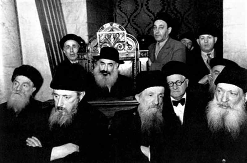 Махновский Ребе Аврум Эшель Тверский (второй слева в первом ряду)